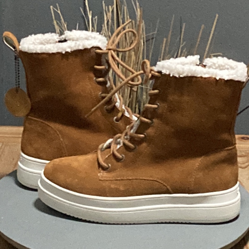 NWOT J/SLIDES boots